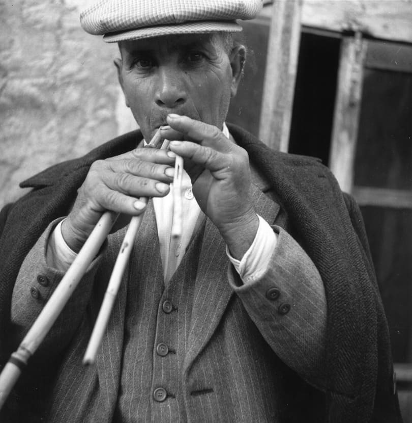 Cabras, 24 marzo 1958. Giovanni Mele mostra come si usano le launeddas non legate. Foto di A. Bentzon