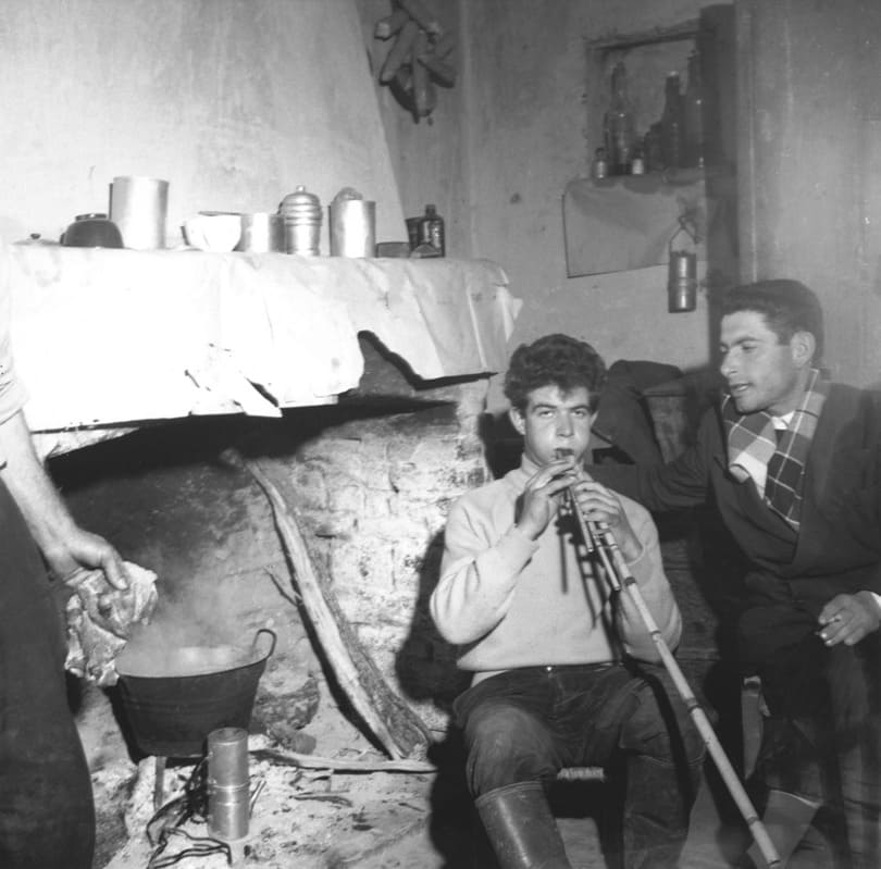 Donigala Fenughedu. 5 gennaio 1958. Giovanni Lai con launeddas accompagna Franciscu (Su Cau) Castangia. Foto A. Bentzon