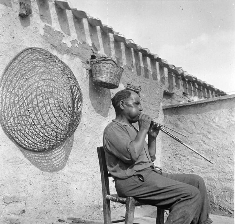 Estate 1955. Felice Pili nel cortile di casa sua. Foto di A. Bentzon