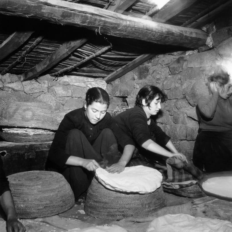 Mamoiada, maggio 1958, lavorazione del pane carasau. Foto di A. Bentzon